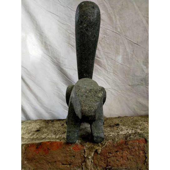 Sculpture de jardin en pierre volcanique ecureuil debout 50 cm