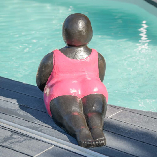 Statue contemporaine femme ronde position yoga fuschia