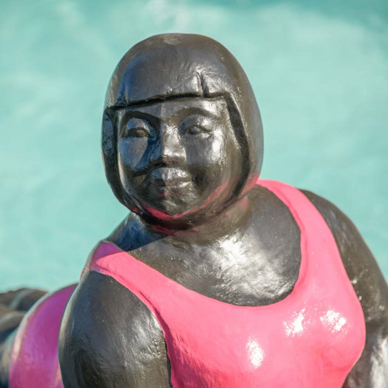 Statue contemporaine femme ronde position yoga fuschia
