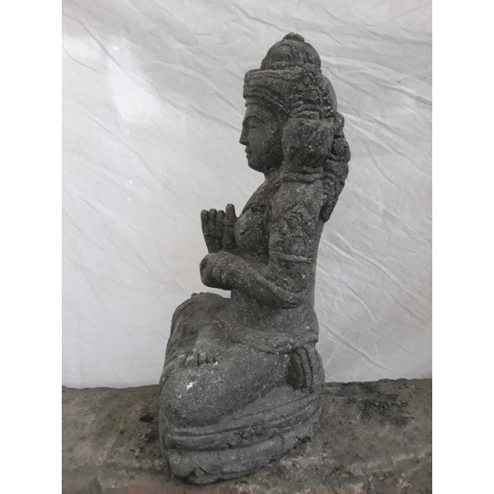 Statue déesse balinaise dewi fleur en pierre de lave 50 cm