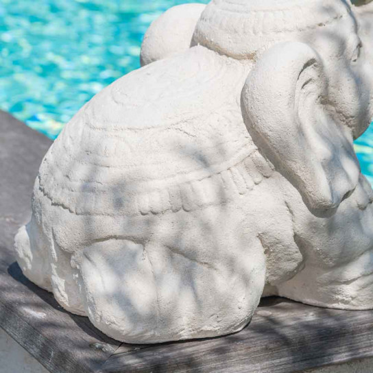Statue eléphant assis 40cm blanc crème