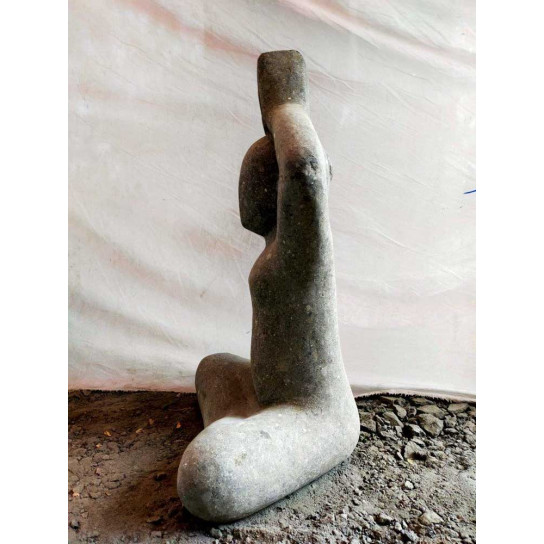 Statue en pierre volcanique design femme position yoga 75 cm