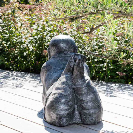 Statue moine allongé patiné gris