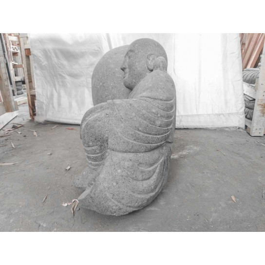 Statue moine allongé zen en pierre volcanique 100 cm
