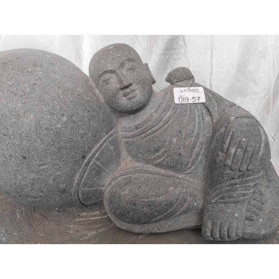 Statue moine allongé zen en pierre volcanique 100 cm