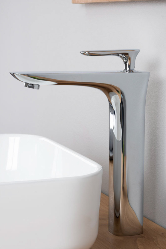 Robinet mitigeur design pour salle de bain aspect chrome