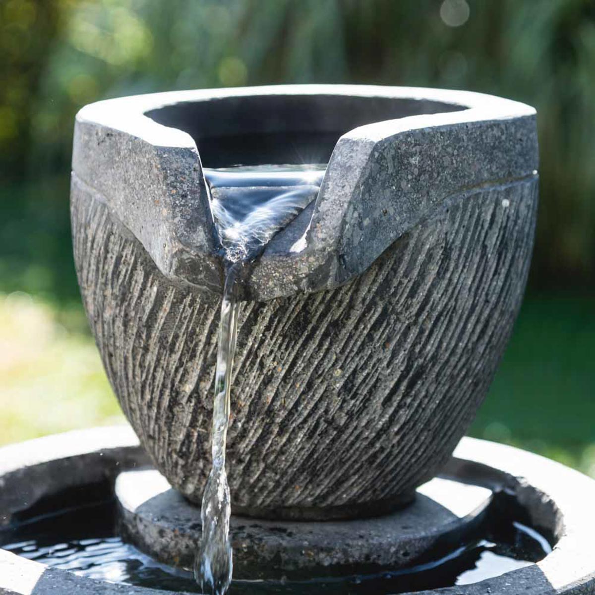 Grande fontaine d'intérieur ou l'eau s'écoule en cascade sur 5 niveaux