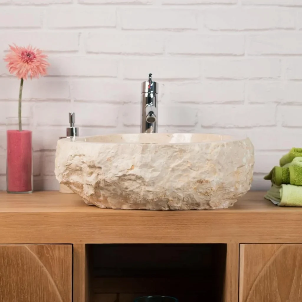 Vasque ronde en marbre crème brut à poser sur meuble de salle de bain