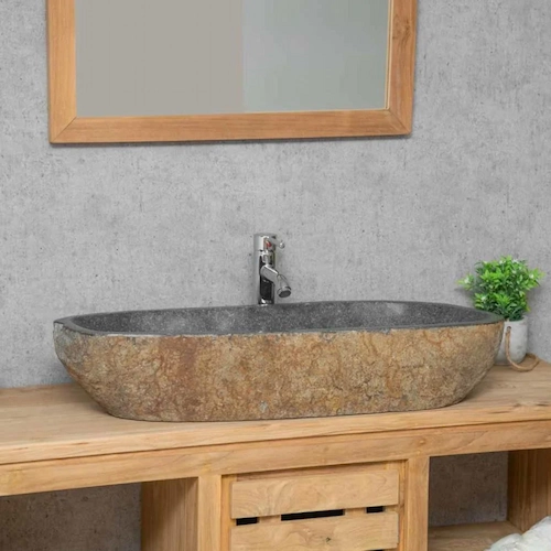 Grande vasque en galet de rivière naturel avec intérieur poli, posée sur meuble en bois