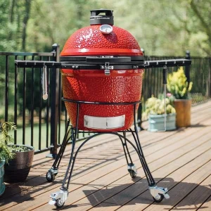 Barbecue céramique Kamado rouge sur chariot à roulettes pour terrasse