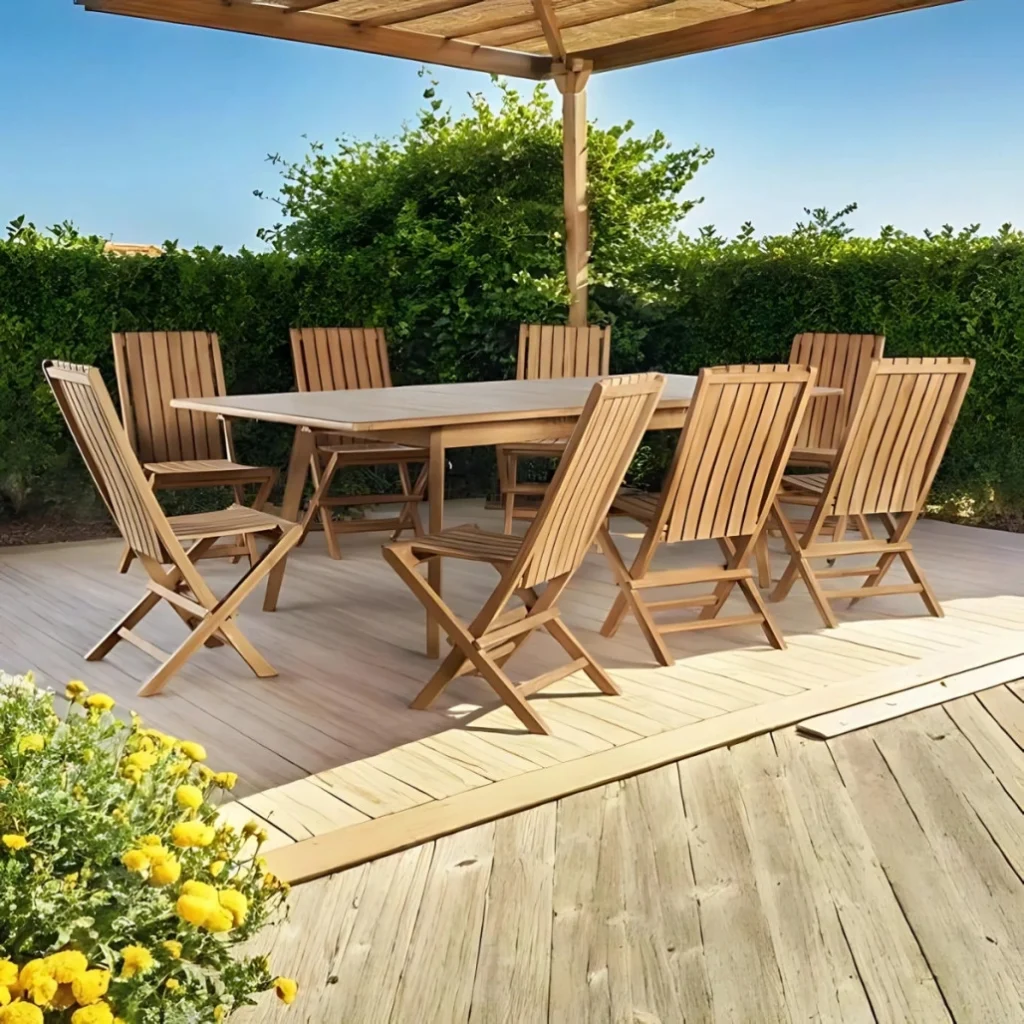 Salon de jardin avec grande table extensible en teck et huit chaises pliantes assorties