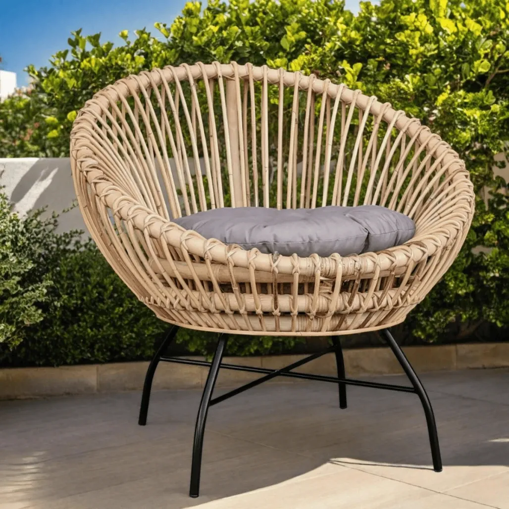 Fauteuil rond en rotin avec coussin gris sur pieds métal noir