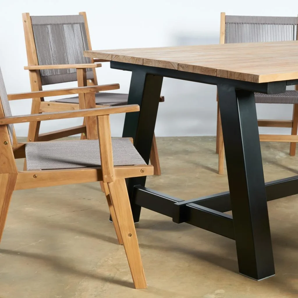 Table de jardin en teck avec structure métal et fauteuils en corde grise