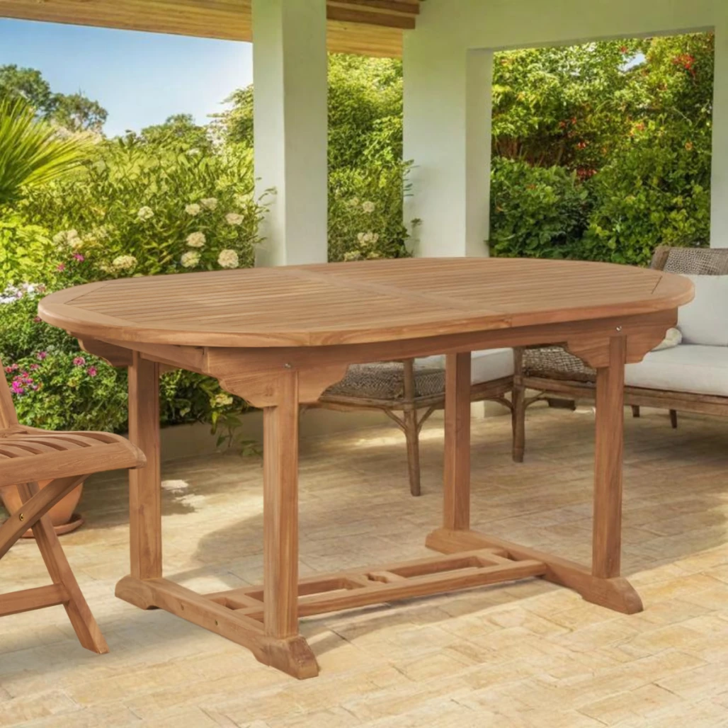 Table de jardin ovale en teck massif avec rallonge sous une terrasse ombragée