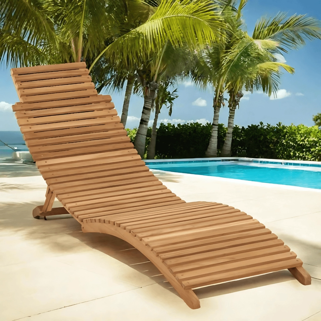 Transat bain de soleil pliant en teck massif, modèle Swell, au bord d'une piscine