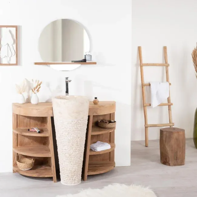 Meuble de salle de bain en teck avec vasque crème sur pied sculptée.