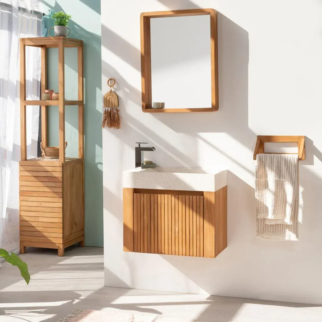 Salle de bain lumineuse avec meuble suspendu en teck, miroir assorti et porte-serviette mural