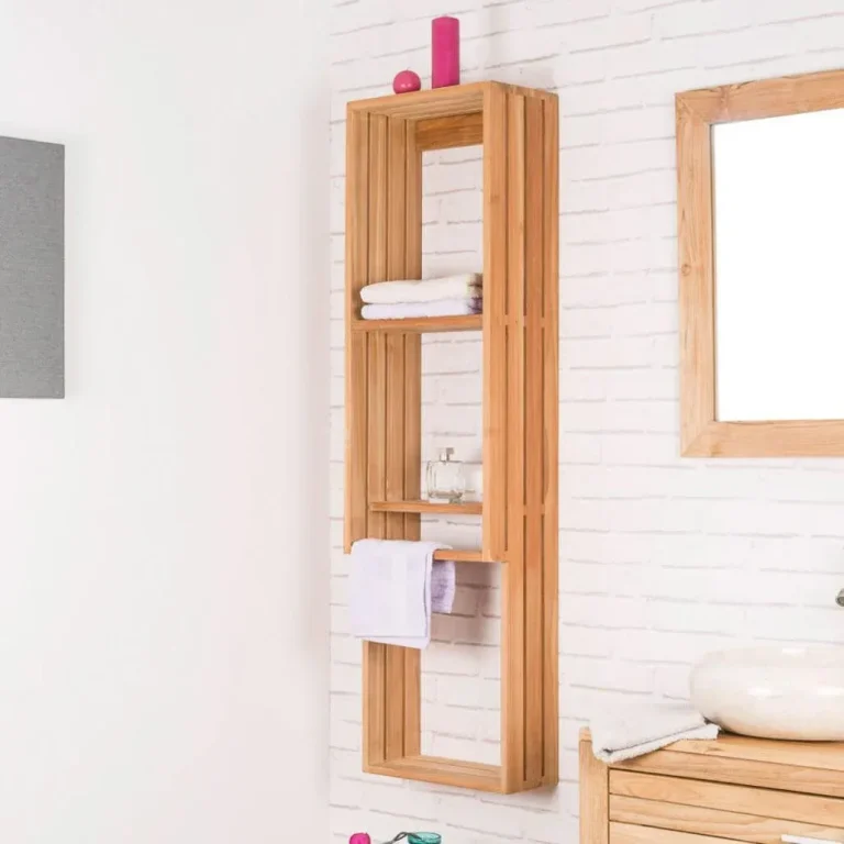 Colonne porte-serviette suspendue en teck avec serviettes blanches dans une salle de bain moderne