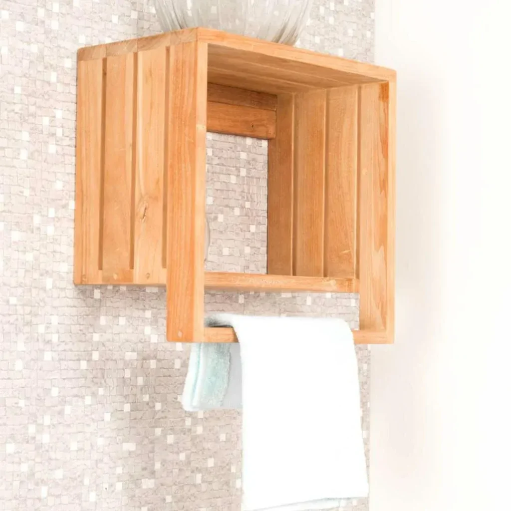 Porte-serviette mural en teck avec étagère intégrée dans une salle de bain claire