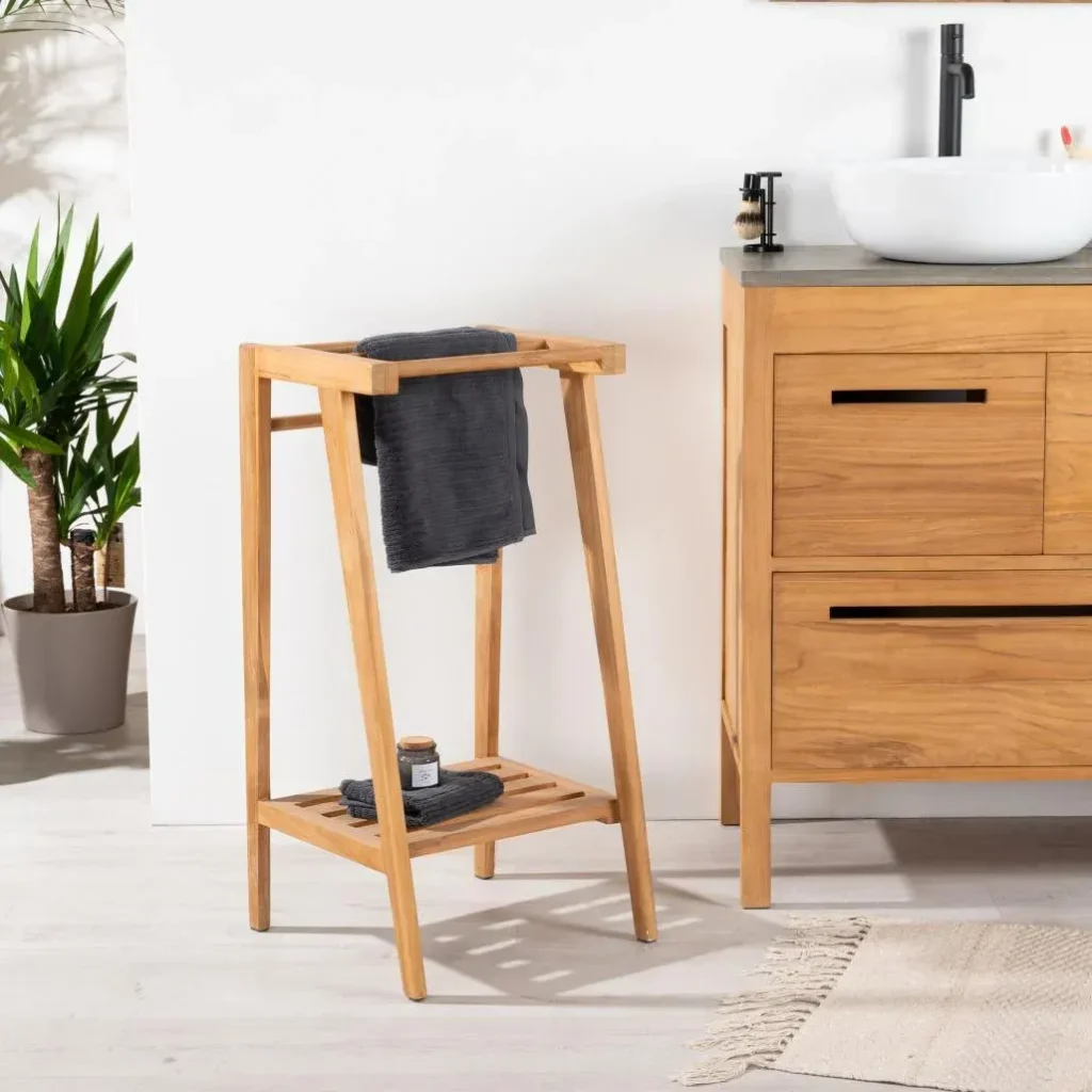Porte-serviette à poser en teck dans une salle de bain moderne avec meuble assorti