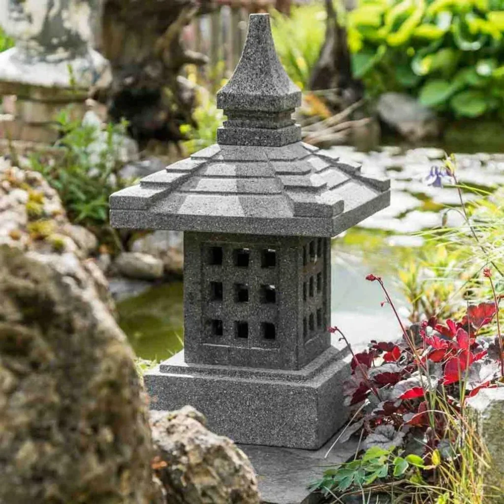 Lanterne japonaise en pierre de lave près d’un bassin dans un jardin zen