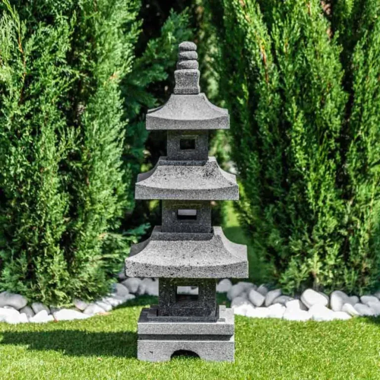 Grande lanterne japonaise pagode en pierre de lave dans un jardin zen
