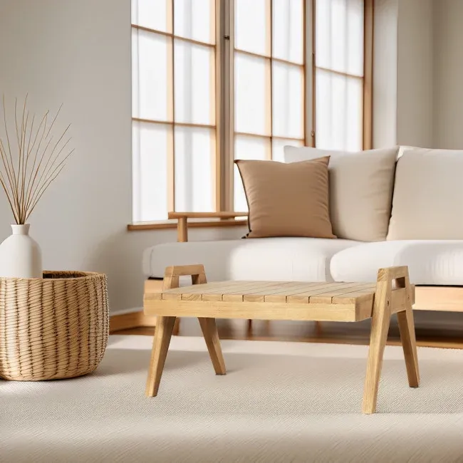 Table basse en teck massif dans un salon lumineux au style naturel