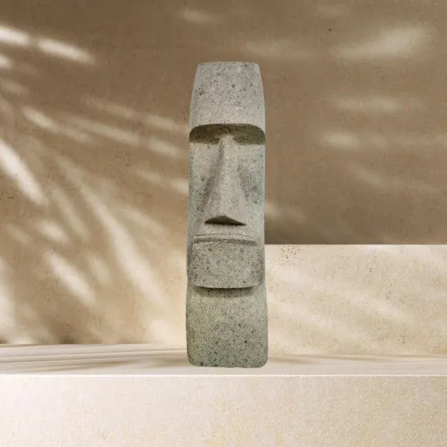 Statue Moaï en pierre grise pour décoration de jardin contemporaine