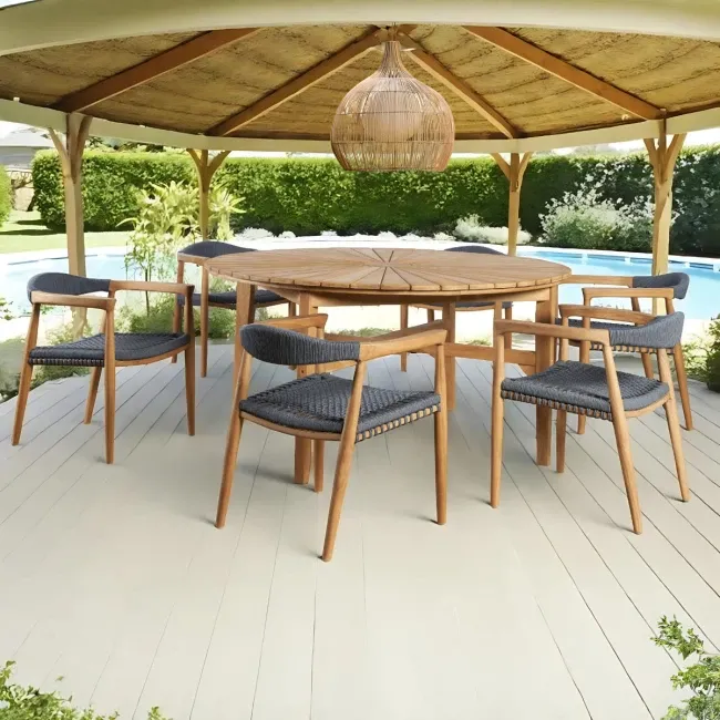 Ensemble de jardin avec table ronde en teck et six fauteuils en teck et corde sous pergola