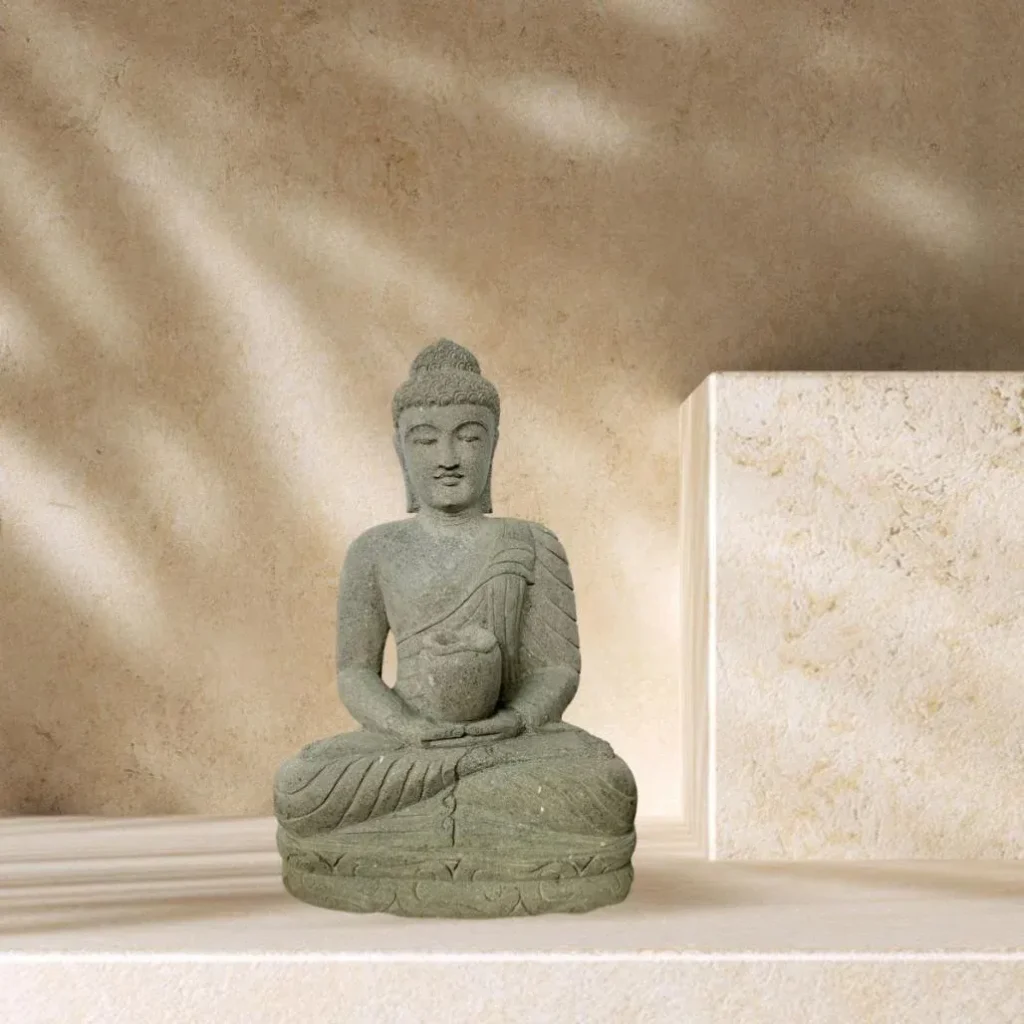 Statue de Bouddha en pierre volcanique position offrande pour jardin zen