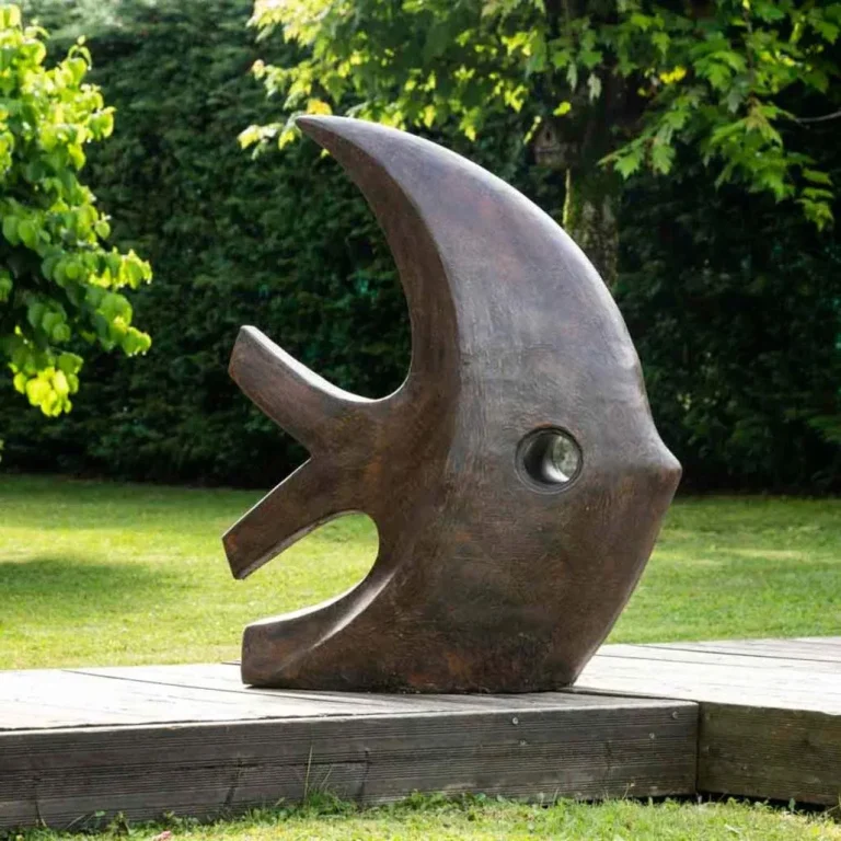 Grande sculpture moderne en forme de poisson brun pour jardin