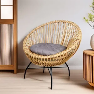 Fauteuil en rotin naturel avec coussin gris dans un intérieur moderne