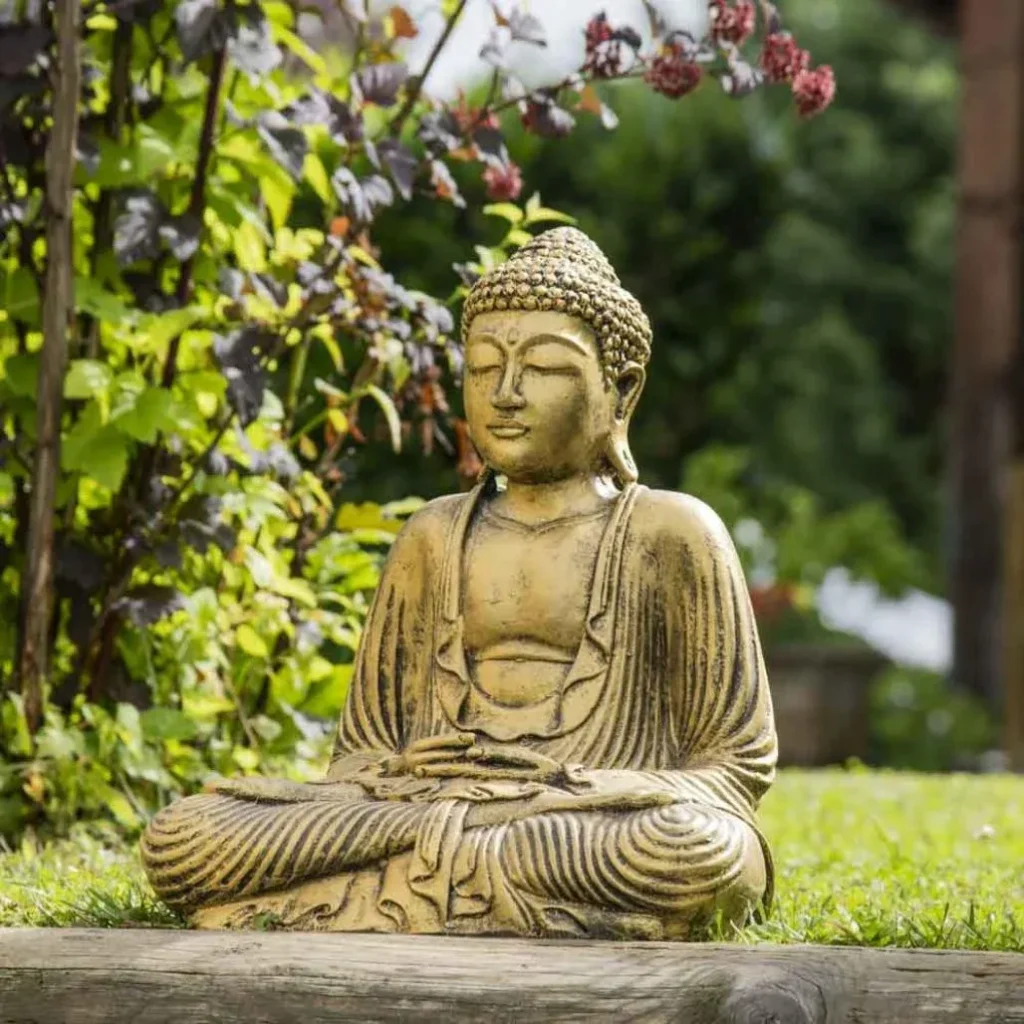 Statue Bouddha assis dorée position offrande pour jardin zen