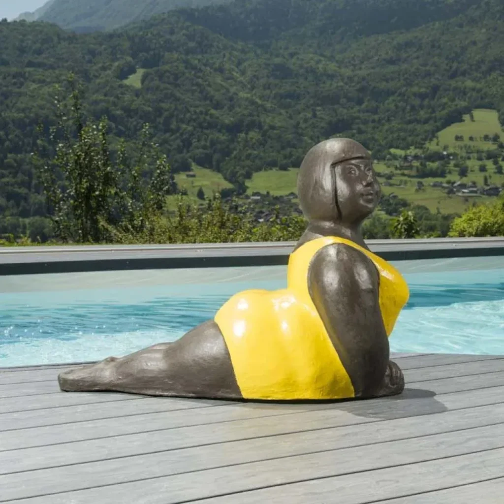 Statue design femme allongée en maillot jaune pour décoration extérieure