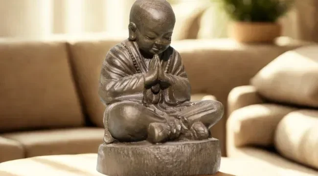 Statue moine Shaolin brun antique en position de prière