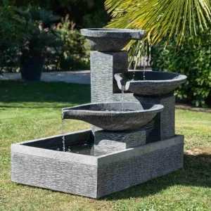 Fontaine de jardin à débordement avec trois vasques superposées et bassin rectangulaire