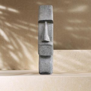 Statue Moaï visage allongé en pierre volcanique de 100 cm dans un jardin