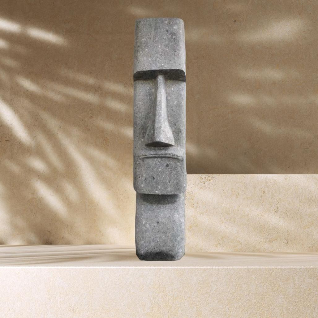Statue Moaï visage allongé en pierre volcanique de 100 cm dans un jardin