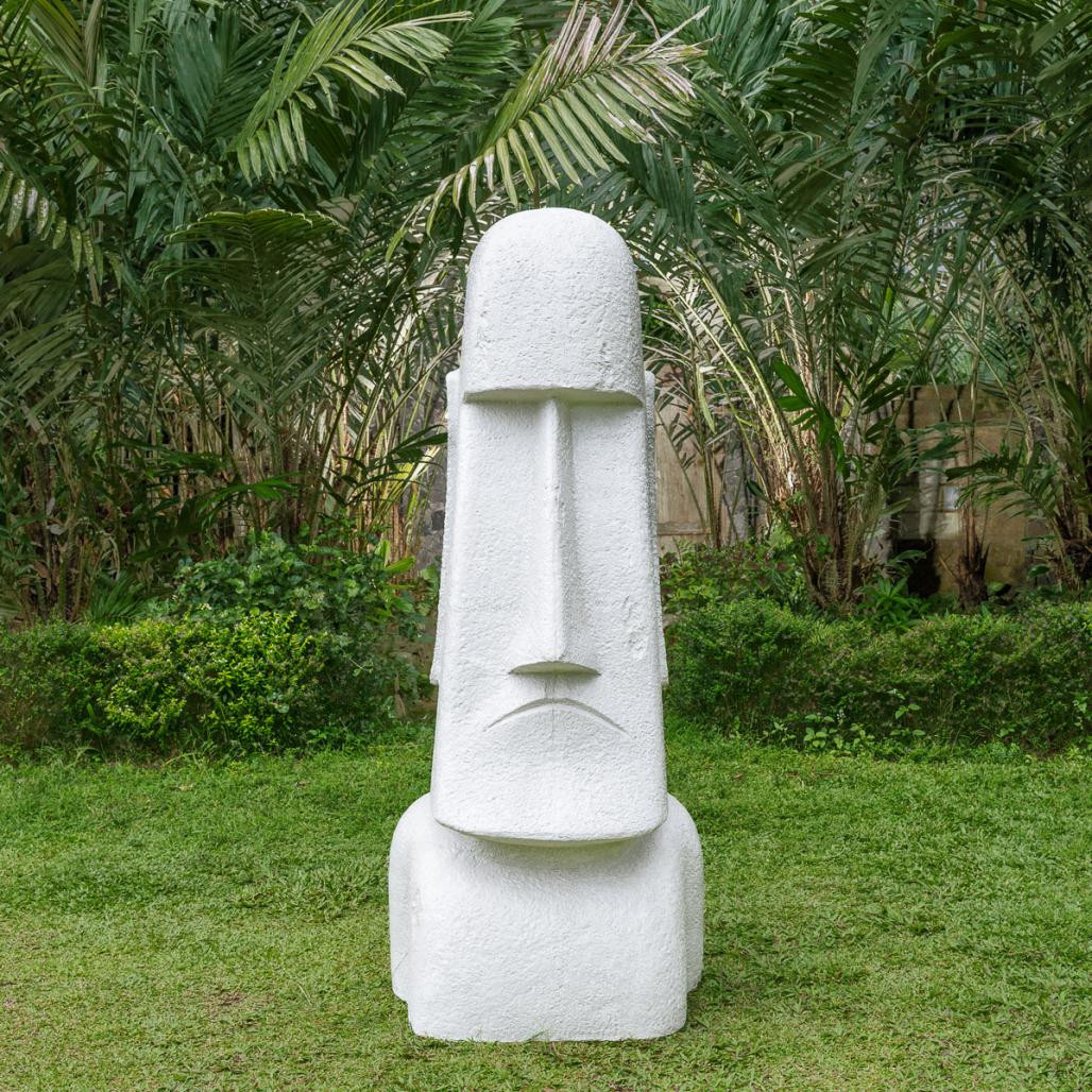 Statue Moaï géant de 1m50 installée dans un grand jardin