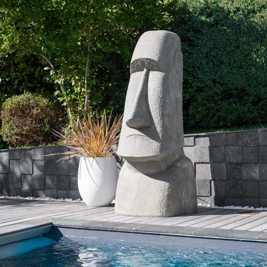 Statue Moaï géant de 2 m en fibrociment en entrée de propriété