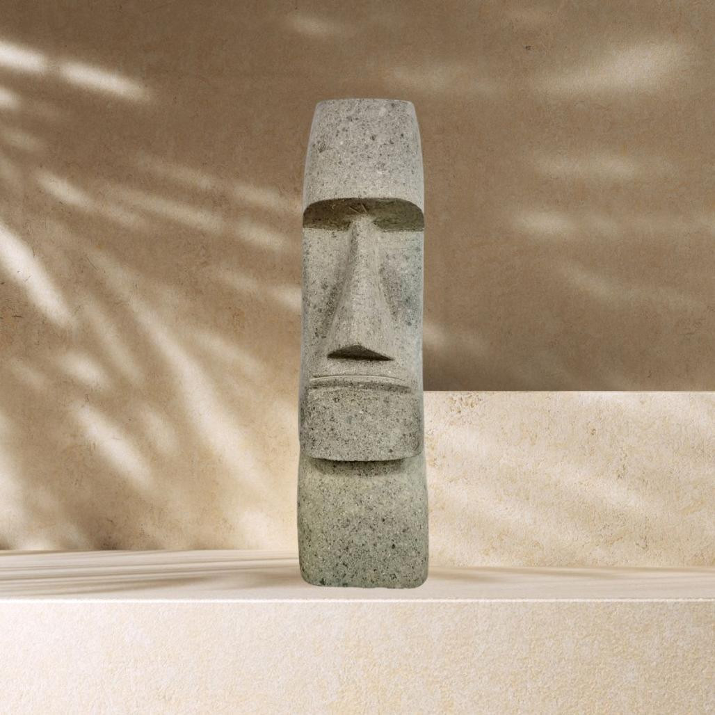 Petite statue Moaï de 60 cm en pierre posée sur une terrasse