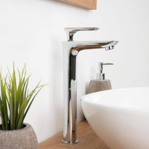 Robinet haut chromé installé sur une vasque à poser de salle de bain