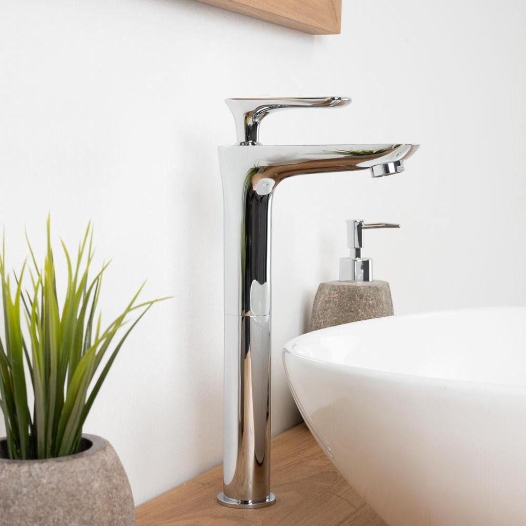 Robinet haut chromé installé sur une vasque à poser de salle de bain