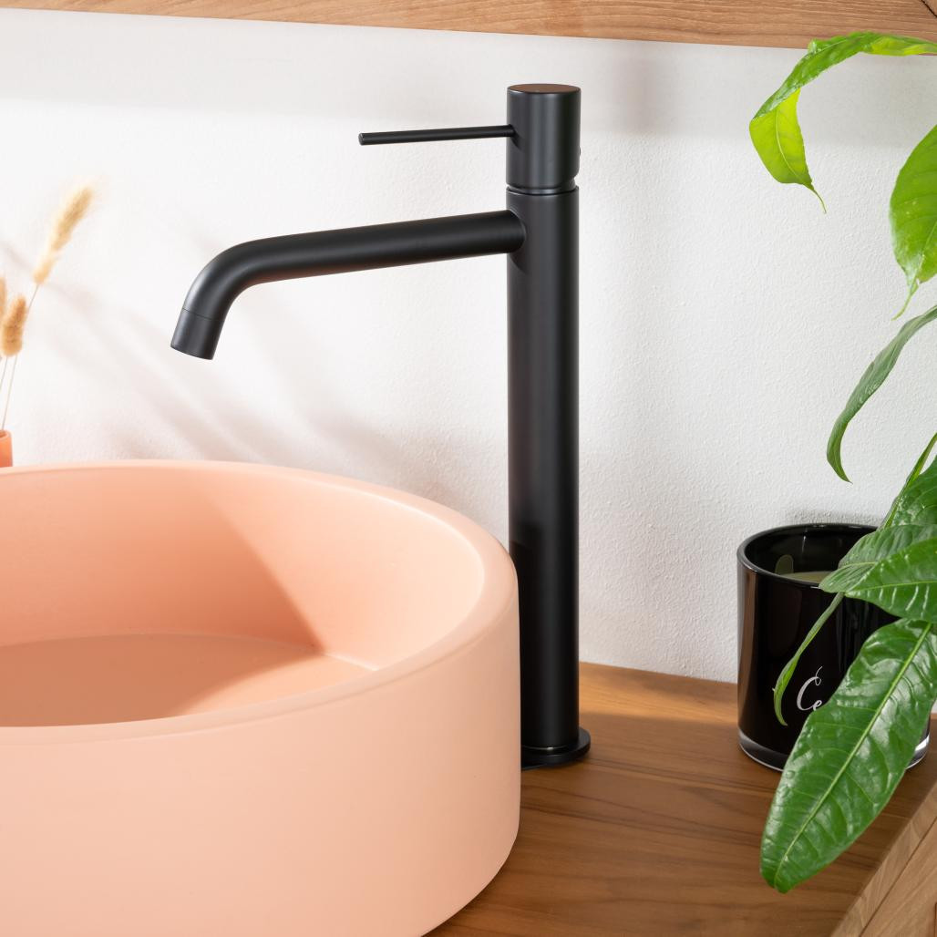 Mitigeur de salle de bain Lana en finition noir mat sur vasque claire