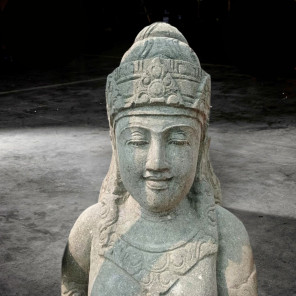 Statue pierre volcanique verseuse d'eau déesse dewi de 2 m