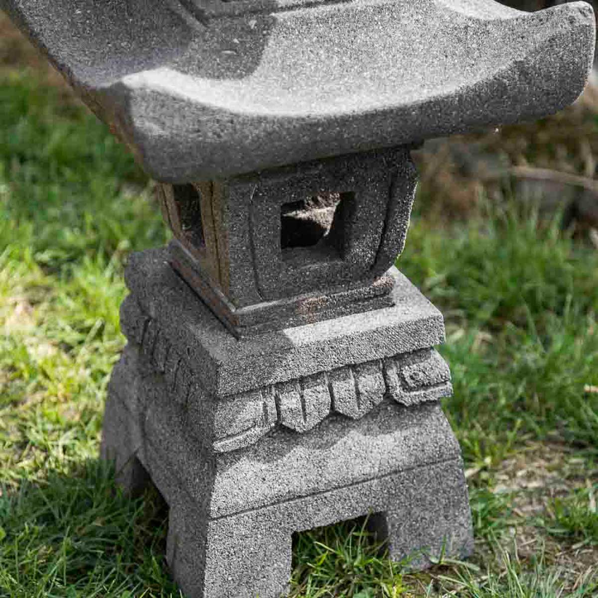 Wanda Collection - Lanterne japonaise pagode en pierre de lave jardin zen  100 cm - Lampes à poser - Rue du Commerce