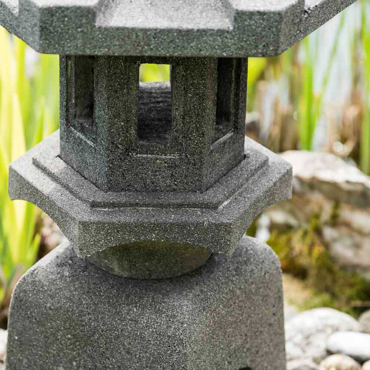 Lanterne japonaise pagode en pierre de lave de 80 cm