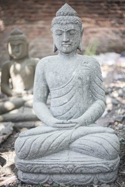 statue bouddha dans un jardin japonais width=